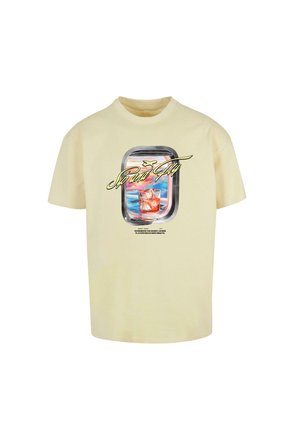 Helles, gelbes Baumwoll-T-Shirt mit einem bedruckten Design eines Getränks im Rahmen eines Flugzeugfensters, mit Text über und unter der Illustration.