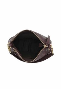 Bolso de cuero burdeos con un acabado texturizado. La parte superior abierta revela un interior de tela oscura y herrajes en tono dorado para el cierre y la sujeción de la correa.