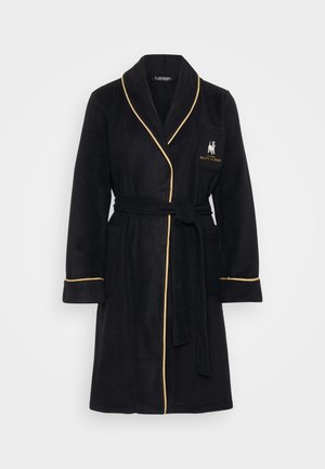 Svart fleece-kåpe med gullkant, sjal-krage og knyttet liv. Har en frontlomme med en brodert logo. Myk tekstur.
