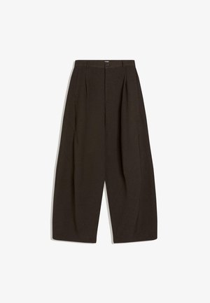 Spodnie z ciemno-brązowej tkaniny, o luźnym kroju, z przodu zakładki, szerokimi nogawkami i zapięciem na guzik w pasie.