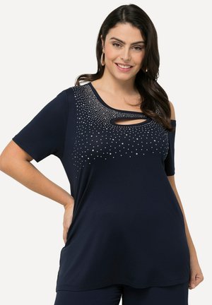Top blu navy a maniche corte con apertura a forma di chiave e dettagli in strass sul davanti. Tessuto morbido con vestibilità rilassata e scollo rotondo.