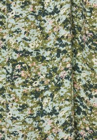 Tkanina s kamuflážním vzorem v odstínech zelené, modré a růžové. Hladký povrch s jemným leskem.