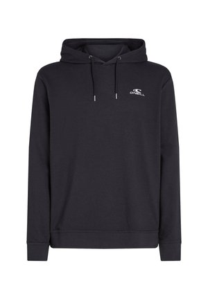 Juodas megztinis su gobtuvu, pagamintas iš minkštos medžiagos, turi priekinę kengūros kišenę, reguliuojamą raištelį ir mažą baltą logotipą ant krūtinės.