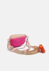 Sac bandoulière en suède rose avec des accents tissés beiges, des garnitures en argent, et un porte-monnaie orange vif détachable fixé à une sangle beige.