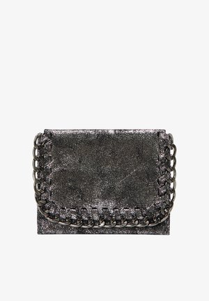 Metallic sølv lædertaske med tekstureret overflade, der har en vævet kædestrop og en rektangulær form med klaplukning.