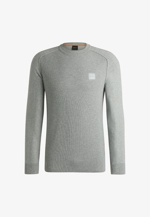 Ljusgrå långärmad stickad tröja med ribbat mönster, rund hals och en liten fyrkantig logotyp på vänster bröst.