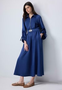 Touché Privé PLEATED SLEEVE WITH BROOCH - Maxi šaty - navy blue