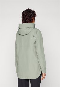 Giacca impermeabile verde chiaro con cappuccio, caratterizzata da un design minimalista, un logo sulla schiena e un orlo dritto.