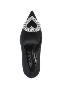 Černá špičatá bota z měkké tkaniny s dekorativní broží ve tvaru srdce s rhinestones na přední straně. Elegantní design s hladkou texturou.
