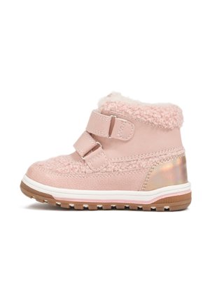 Botte d'hiver rose pour tout-petit avec deux bandes velcro, doublure duveteuse, semelle texturée et détail irisé au talon, présentée de profil sur fond blanc.