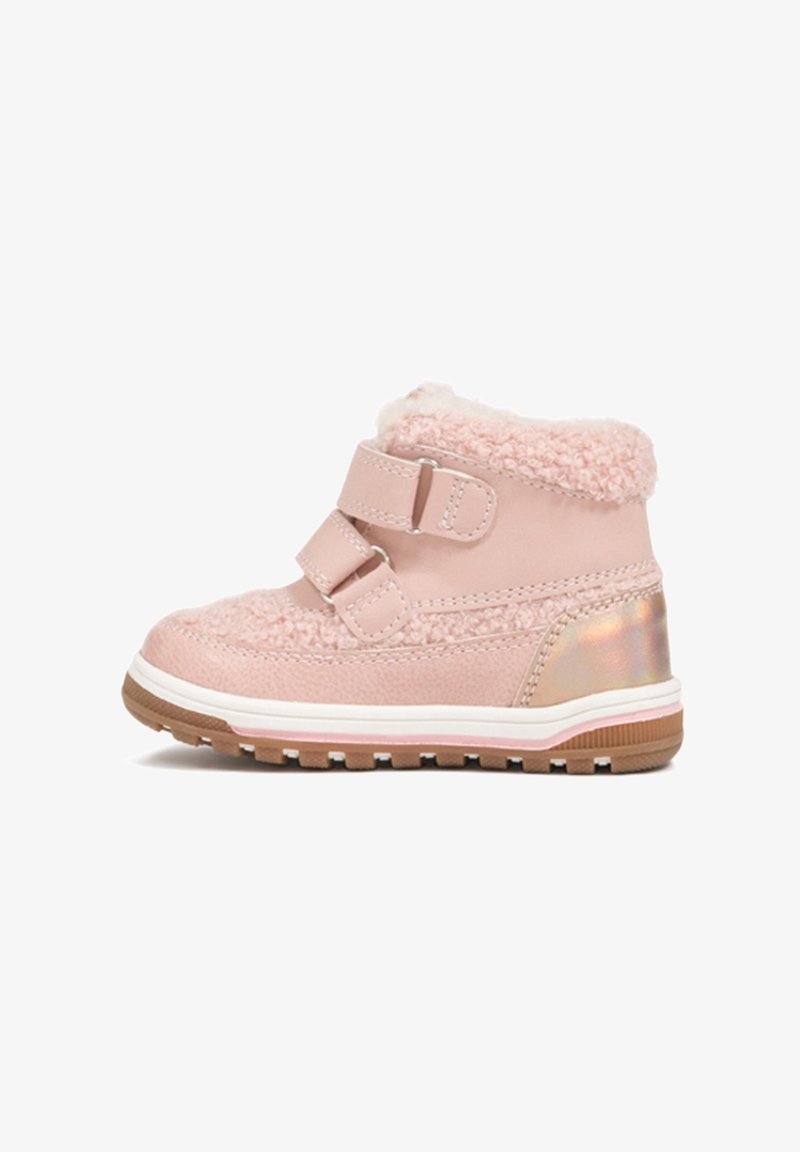 Botte d'hiver rose pour tout-petit avec deux bandes velcro, doublure duveteuse, semelle texturée et détail irisé au talon, présentée de profil sur fond blanc.