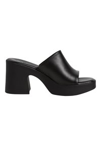 Mule en cuir noir à bout ouvert avec une semelle plateforme épaisse et incurvée ainsi qu'un large talon bloc, vue latérale sur fond blanc.