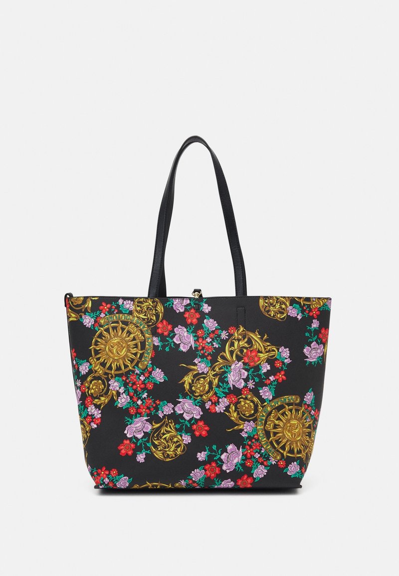 Czarna torba na ramię z kwiatowym wzorem w odcieniach różu, czerwieni i zieleni, ze złotymi akcentami. Gładki materiał, otwarta góra i dwa czarne uchwyty.