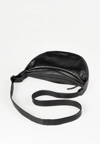 Borsa a tracolla nera in pelle con forma arrotondata, texture liscia, tracolla regolabile e chiusura con zip superiore.