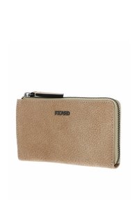 Portefeuille en cuir beige avec surface texturée, fermeture éclair et détail de logo. Forme rectangulaire avec des surpiqûres contrastantes et des accents en métal noir.