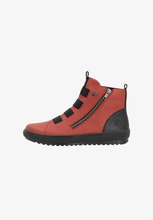 Botas de tobillo de cuero rojo con detalles en negro, que cuentan con correas elásticas, un cierre de cremallera en el lateral y una suela de goma texturizada.