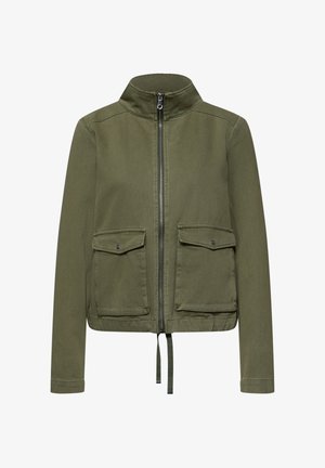 Grüne Reißverschlussjacke mit hohem Kragen, zwei vorderen Klappentaschen mit Knöpfen und verstellbaren Kordelzügen am Saum.