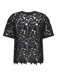 Czarny top z krótkim rękawem z koronki o kwiatowym wzorze i falbaniastym brzegu, z ażurowym wzorem na całej tkaninie.