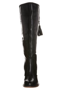 Černá kožená kozačka nad kolena se zipy na straně, pletenými detaily na vrchu a třásněmi pro zvýraznění textury.