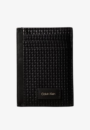 Schwarze geflochtene Lederbrieftasche mit strukturierter Oberfläche, schlankem Design und geprägt Calvin Klein-Logo auf einem glatten Lederakzent.