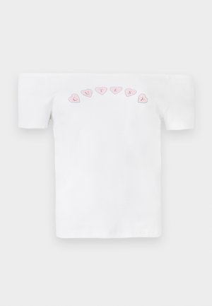 T-shirt branca sem mangas feita de algodão, com um padrão de corações cor-de-rosa e o texto "CUTIES" em uma fonte divertida ao longo do peito.