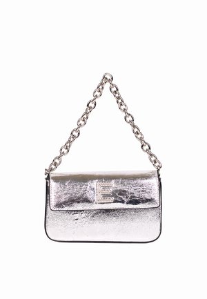 Borsa metallizzata argento con una tracolla a catena spessa in argento e una lettera decorativa "E" sulla patta frontale.