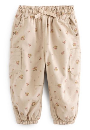 Pantalon beige pour enfants avec taille et poignets élastiques, imprimé floral rose et jaune, poches latérales et ceinture en tissu nouée à la taille.