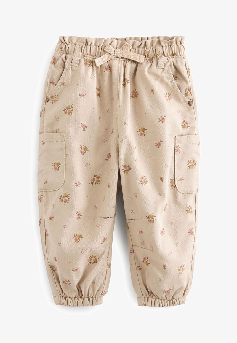 Pantalon beige pour enfants avec taille et poignets élastiques, imprimé floral rose et jaune, poches latérales et ceinture en tissu nouée à la taille.