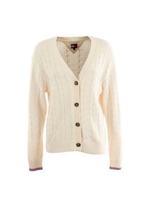 Cardigan di lana a treccia color crema con cinque bottoni marroni, scollo a V, polsini e fondo a costine, e una piccola striscia rossa e blu sui bordi delle maniche.