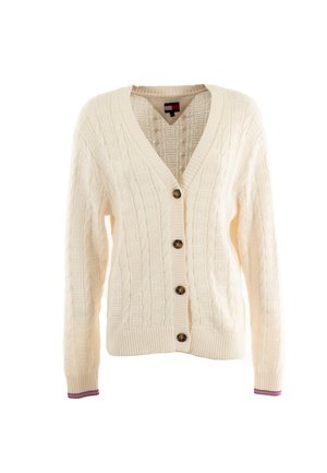 Cárdigan de punto trenzado crema con cinco botones marrones, escote en V, puños y dobladillo acanalados, y una pequeña franja roja y azul en los bordes de las mangas.