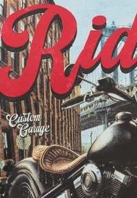 Motocicletta nera con sedile marrone testurizzato, caratterizzata da accenti in cromo e un design vintage. Sullo sfondo si vedono edifici in mattoni e un ponte.