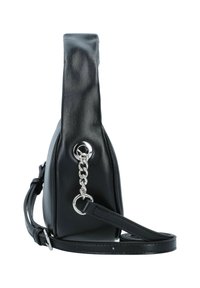 Borsa a tracolla in pelle nera con profilo piatto, dettaglio in catena argentata e tracolla regolabile. Presenta una texture liscia e un design minimalista.