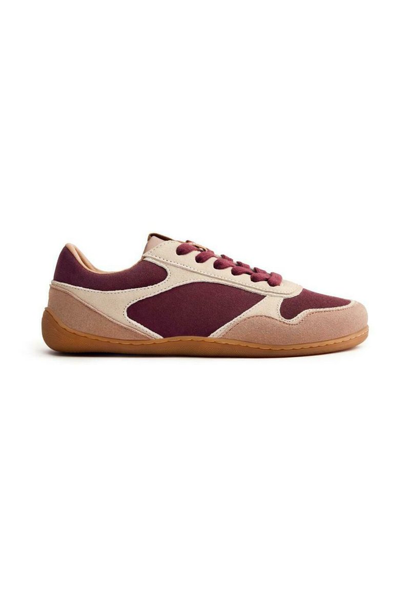 Sneakers con un design in suede beige e bordeaux, con profilo basso, chiusura con lacci e suola in gomma texture.