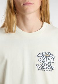 Vans WHATS INSIDE SS - Camiseta estampada - marshmallow