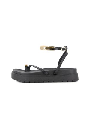 Sandalia de plataforma negra con tiras finas, puño de tobillo tono dorado, lazo para el dedo y cierre con hebilla sobre fondo blanco.