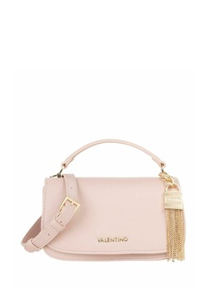 Sac à main en cuir rose clair avec un pompon en chaîne dorée, des accents métalliques dorés et une bandoulière réglable. Fini avec un détail de logo.