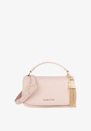 Sac à main en cuir rose clair avec un pompon en chaîne dorée, des accents métalliques dorés et une bandoulière réglable. Fini avec un détail de logo.