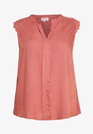 Ärmlös korallrosa blus med spetsdetaljer på axlarna och en V-ringning med en central plissédetalj.
