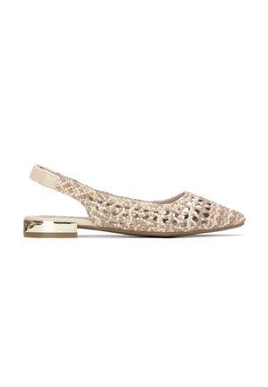 Zapato plano beige tejido con talón slingback, punta puntiaguda y tacón bajo dorado brillante en bloque.