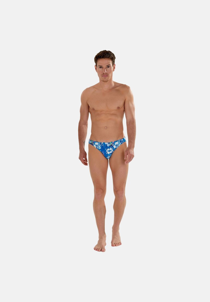 Blaue Badeunterhose mit floralem Druck aus Polyester, mit einem tiefen Bund und glatter Textur. Keine zusätzlichen Akzente oder Hardware sichtbar.