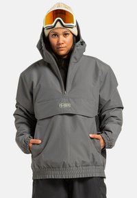 Szary pulower z kapturem z półzamkiem, dużą przednią kieszenią, elastycznymi mankietami i dopasowanym dołem. Posiada naszywkę z logo na klatce piersiowej.