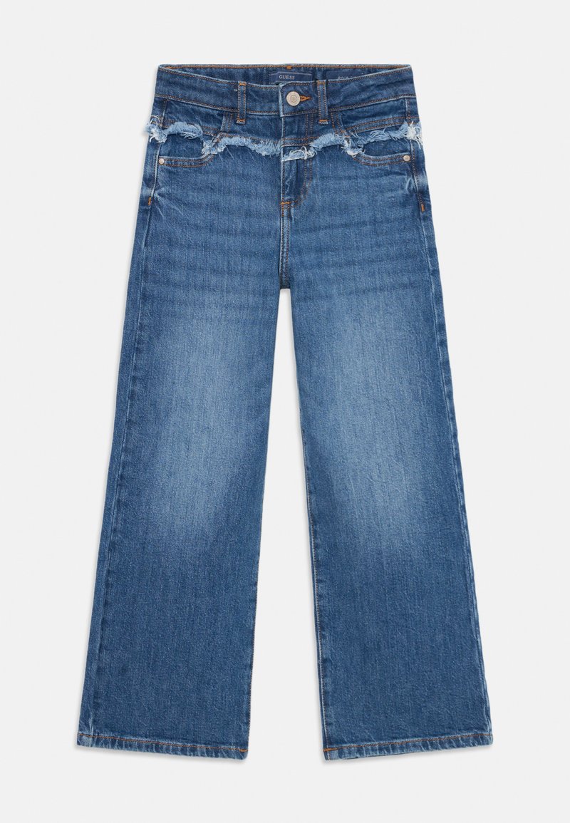 Jeans de perna larga em denim azul médio, com uma cintura desfiada, detalhes em costura laranja e bolsos de ambos os lados.