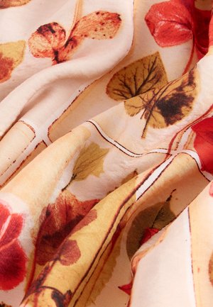 Stof med et blomsterprint med orange og røde blade på beige baggrund. Flad, glat tekstur med detaljerede bladmønstre og konturer.