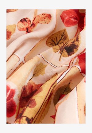 Stoff mit floralem Druck, der orangefarbene und rote Blätter auf beigem Hintergrund zeigt. Flache, glatte Textur mit detaillierten Blattmustern und Konturen.