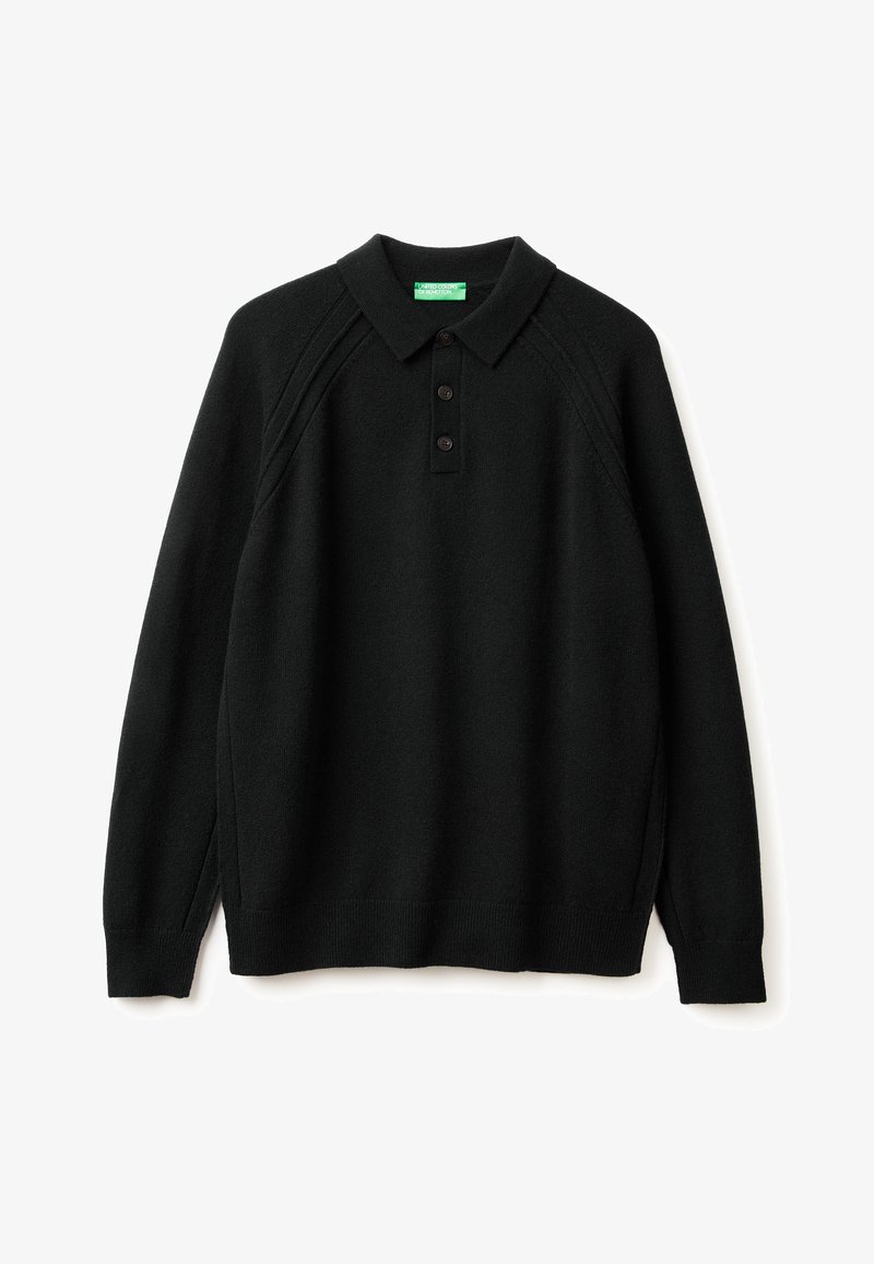 Czarna długoaśmietowa koszulka polo z miękkiego materiału, z klasycznym kołnierzykiem, trzema guzikami i rękawami raglanowymi. Prosty design.