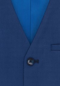 Granatowa marynarka z teksturowanej tkaniny, z jednolitym niebieskim klapem, z pojedynczym czarnym zapięciem na guzik oraz prostą kieszenią.