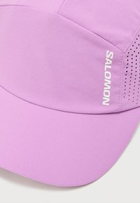 Ανοιχτό μωβ αθλητικό καπέλο Salomon με λευκό λογότυπο και διάτρητο πλευρικό πάνελ για αερισμό.