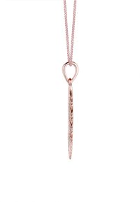 Rosegold vedhæng med indviklede graverede mønstre hængende fra en fin rosegold kæde på en hvid baggrund.