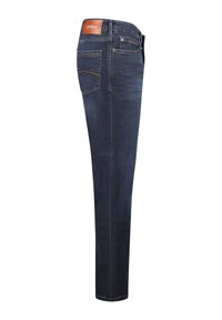 Donkerblauwe jeans met rechte pijpen, met stiksel op de achterzak en een bruine leren patch met het label "gardeur" op de tailleband.