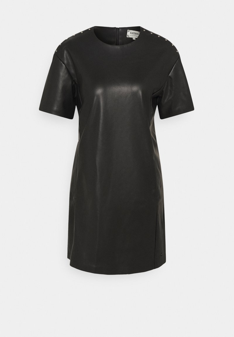 Mini-robe noire à manches courtes en simili cuir avec col rond et petits clous argentés le long des épaules.